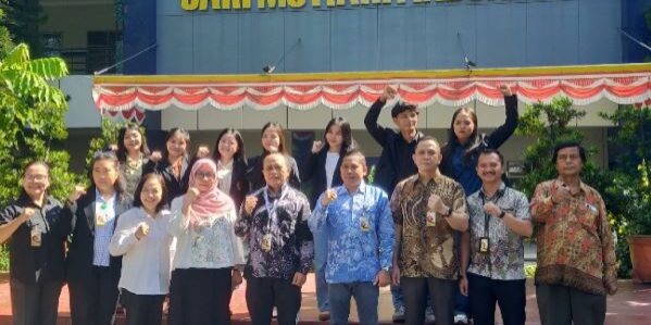 Pelepasan dilakukan Rektor USM Indonesia, Prof. Dr. Ivan Elisabeth Purba, M.Kes, diwakili Wakil Rektor III, Ns. Johansen Hutajulu, AP, S.Kep., M.Kep., Ph.D., di kampus USM Indonesia