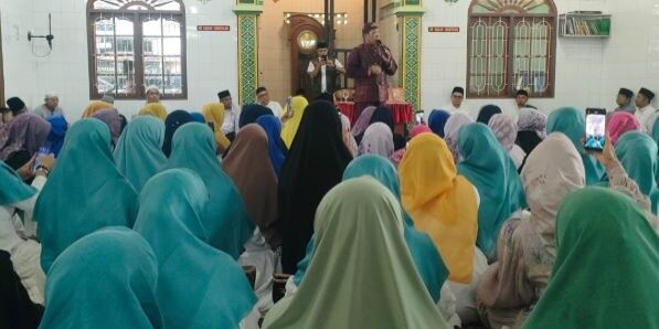 Ustad Koko Liem memberikan tausyiah di Masjid Al Munawwaroh, Jalan Karya Utama Medan


