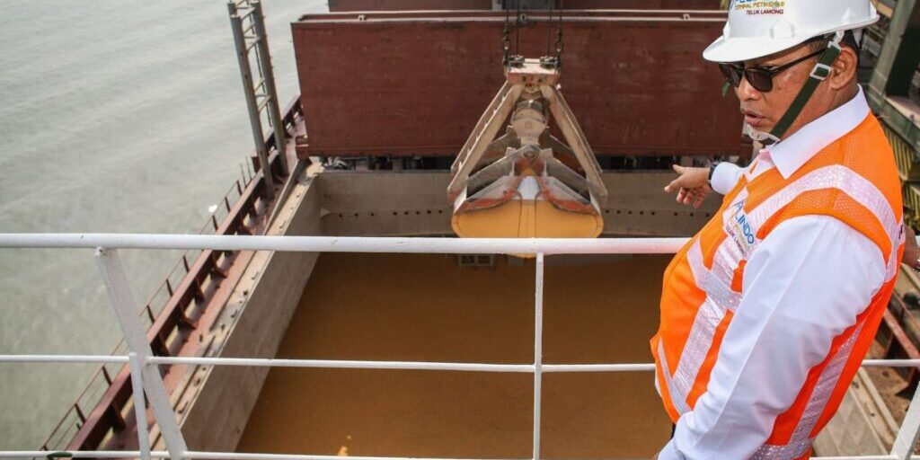 Dirut Perum Bulog Budi Waseso meninjau aktivitas bongkar muat jagung pakan impor di Pelabuhan Terminal Teluk Lamong, Surabaya, Jawa Timur, Rabu (15/11/2023) 