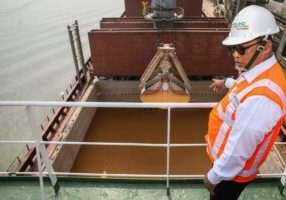 Dirut Perum Bulog Budi Waseso meninjau aktivitas bongkar muat jagung pakan impor di Pelabuhan Terminal Teluk Lamong, Surabaya, Jawa Timur, Rabu (15/11/2023) 