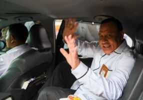Ketua Komisi Pemberantasan Korupsi (KPK), FB, memasuki mobilnya usai memenuhi panggilan Dewan Pengawas (Dewas) KPK di Gedung Pusat Edukasi Antikorupsi KPK (ACLC), Jakarta, Senin (20/11/2023).