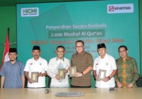 Sinarmas Wakafkan 2.000 Al-Qur'an ke ICMI. (Foto: Sinarmas)

