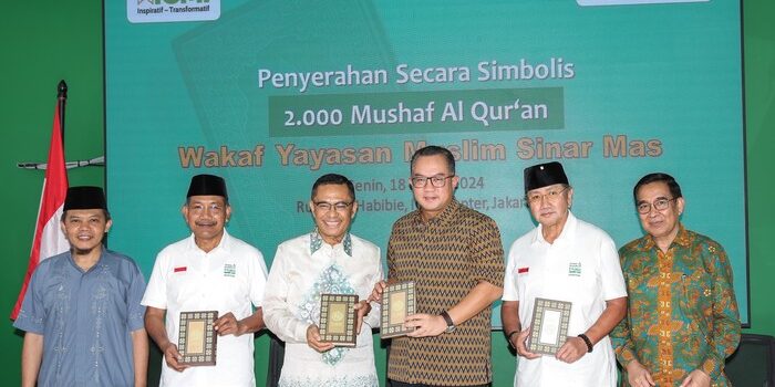 Sinarmas Wakafkan 2.000 Al-Qur'an ke ICMI. (Foto: Sinarmas)

