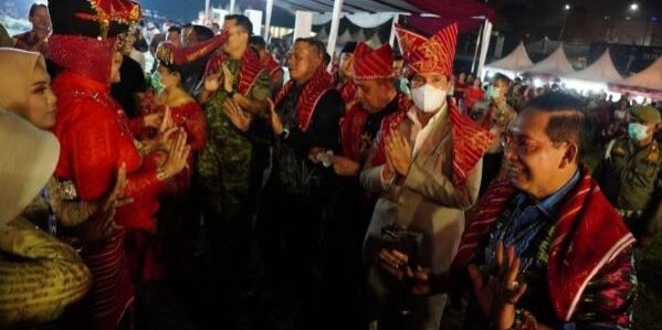 Wali Kota Medan, Rico Waas menari landek bersama masyarakat dan tamu undangan Perayaan Merdang Merdem 2026