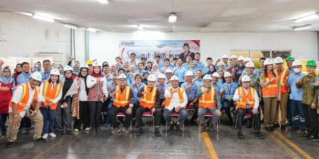 Foto bersama ketika Wakil Menteri Ketenagakerjaan kunker ke PT Indah Kiat Pulp & Paper Tbk Tangerang Mill
