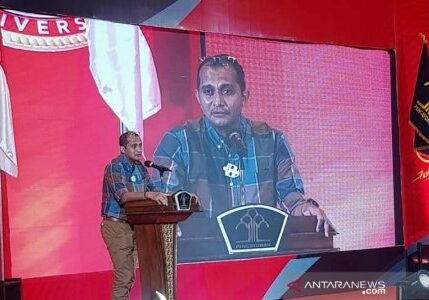 Wakil Menteri Hukum dan Hak Asasi Manusia (Wamenkumham) Edward Omar Sharif Hiariej saat menjadi pembicara kunci dalam diskusi publik "Penghinaan/ Pencemaran Nama Baik Menurut KUHP, UU ITE, dan RUU KUHP" di Semarang, Kamis.