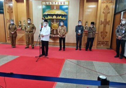 Wakil Presiden Ma'ruf Amin memberikan keterangan pers usai meninjau vaksinasi COVID-19 di Kantor Gubernur Lampung, Senin (22/3/2021)