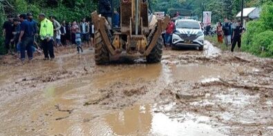 Longsor di ruas jalan lintas sumatera

