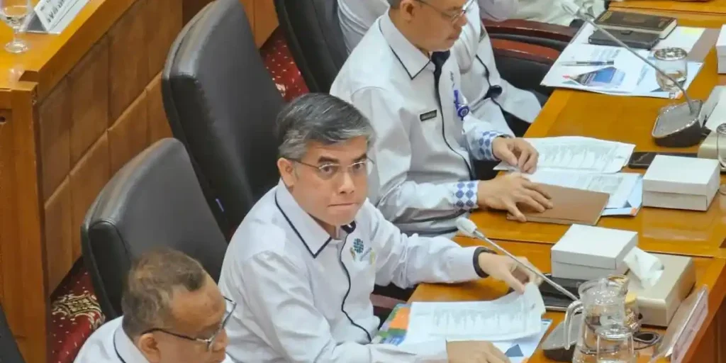 Menteri Ketenagakerjaan (Menaker) Yassierli dalam rapat bersama Komisi IX DPR RI di Kompleks Parlemen, Senayan, Jakarta, Rabu (21/1/2026). Ia memamerkan capaian program magang nasional 2025 yang berhasil mencapai target 100 ribu peserta sebagaimana diminta Presiden Prabowo Subianto. 


