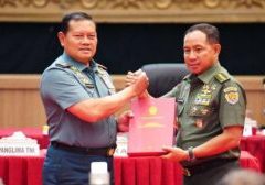 Laksamana TNI Yudo Margono melakukan Exit Briefing atau berpamitan kepada seluruh prajuritnya di penghujung jabatannya sebagai Panglima TNI di Aula Gatot Soebroto Mabes TNI Cilangkap, Jakarta Timur pada Senin (20/11/2023). 



